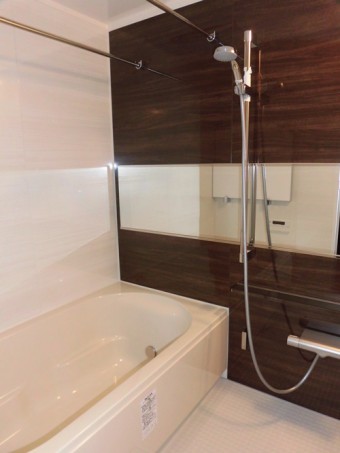 ウォールナット×ブラックでシックなキッチンに